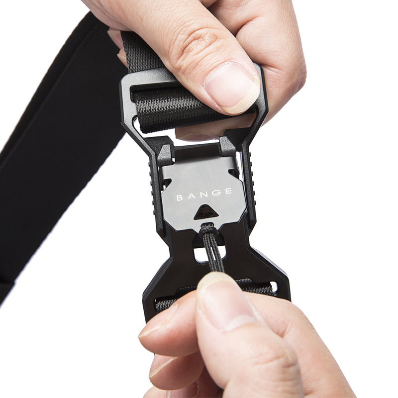 Strongly Magnetic buckle makes it possible to easily and quickly to take off or put on the sling bag. 